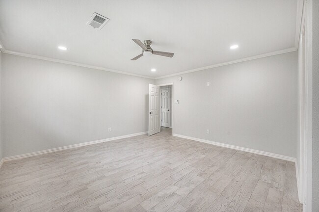 Building Photo - 10818 Hillcroft Ave