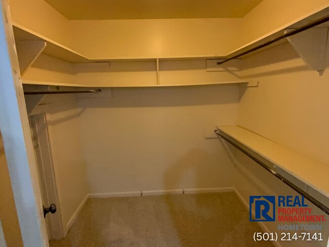 Building Photo - 711 Shea Dr