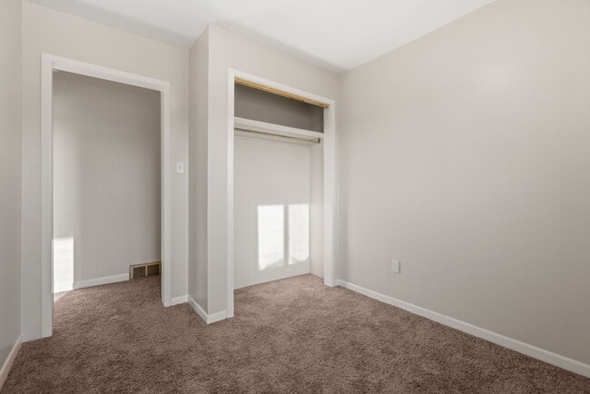 Building Photo - Stunning 3 bedroom home in McKees Rocks available now!