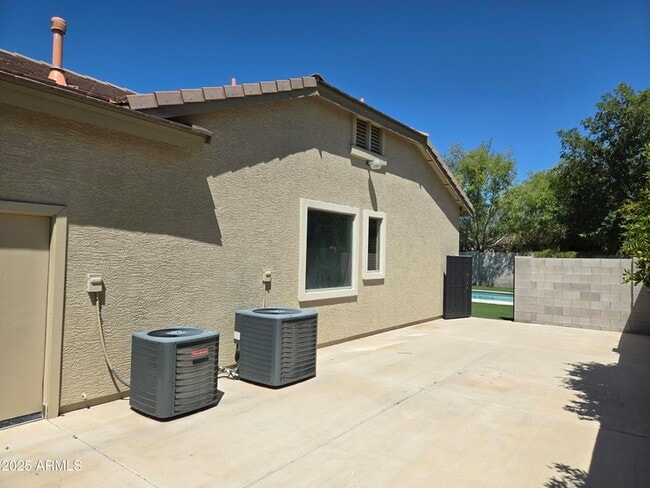 Building Photo - 8414 W Northview Ave