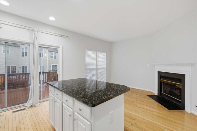 Building Photo - Elegant End-Unit Townhome with Exceptional Community Amenities