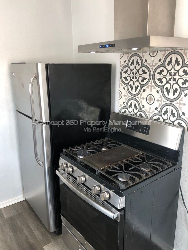 Building Photo - 1910 E 59th St