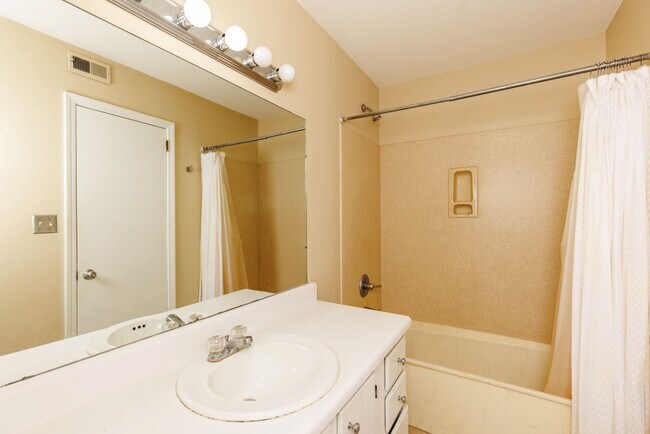 Building Photo - 2/1 Condo in Glen Iris