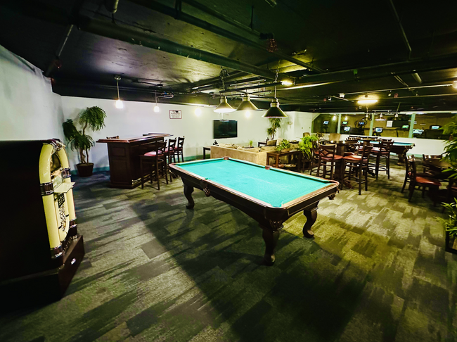 Pool table and lots of amenities in lounge - 10982 Roebling Ave