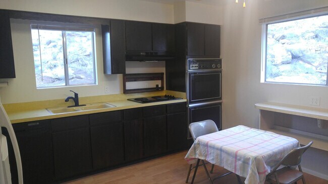 Building Photo - 1545 Montezuma Cir