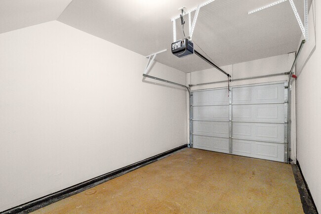 Building Photo - 558 Calen Ln