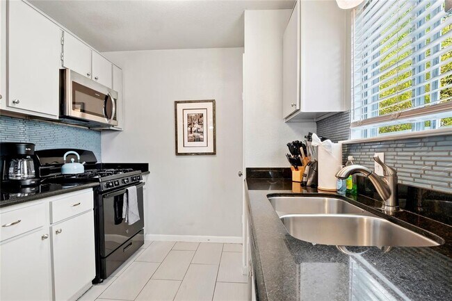 Building Photo - 7203 Barnsdale Way