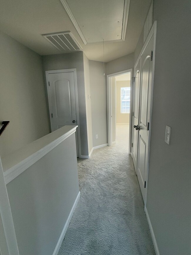 Building Photo - Gorgeous Two bedroom, 2.5 bath townhome in...