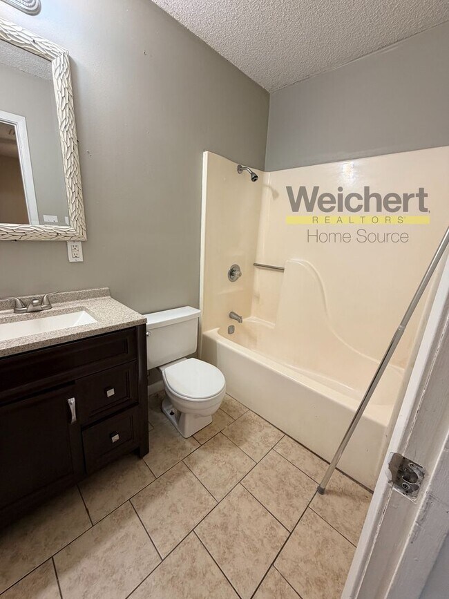 Building Photo - 3 bedroom, 2 bath Apartment close to University