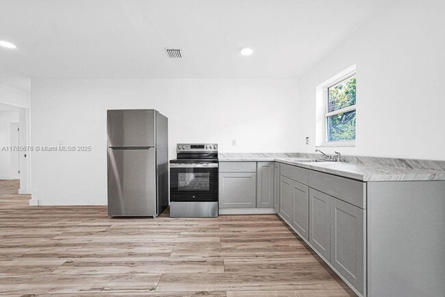 Building Photo - 128 NW 61st St