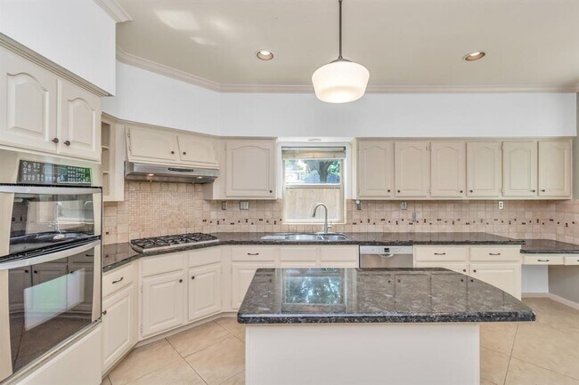 Building Photo - 4611 Bermuda Dr