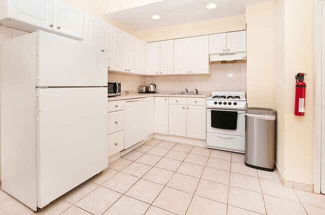 Building Photo - 236 E 80th St