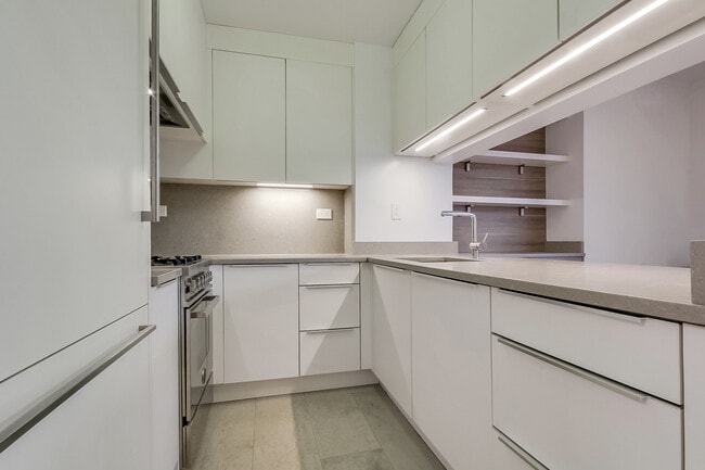 Building Photo - 161 W 61st St