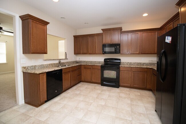 Building Photo - Spacious 3 Bedroom, 2.5 Bathroom Townhome ...