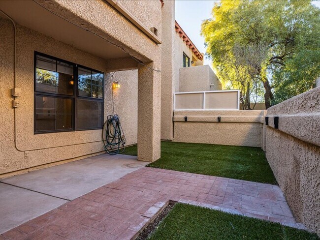 Building Photo - 3 Bedroom, 2.5 Bath