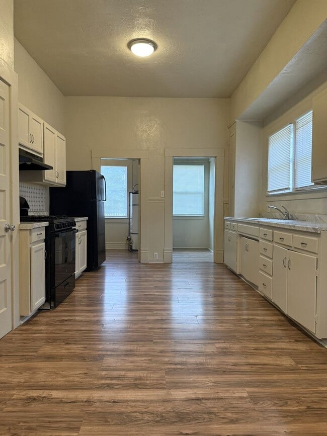 Building Photo - Endearing 2/1 Available Now!!!