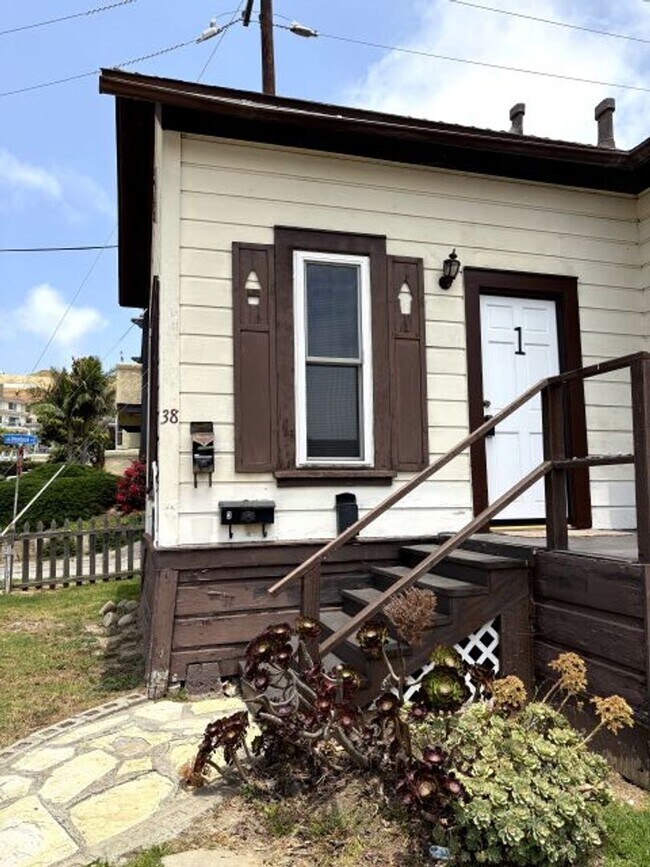 Primary Photo - Studio Located Downtown Ventura, Close to ...