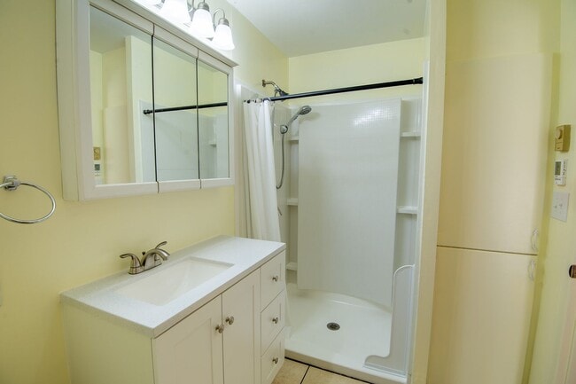 Building Photo - Charming, Newly-Renovated 3 Bed, 1.5 Bath ...