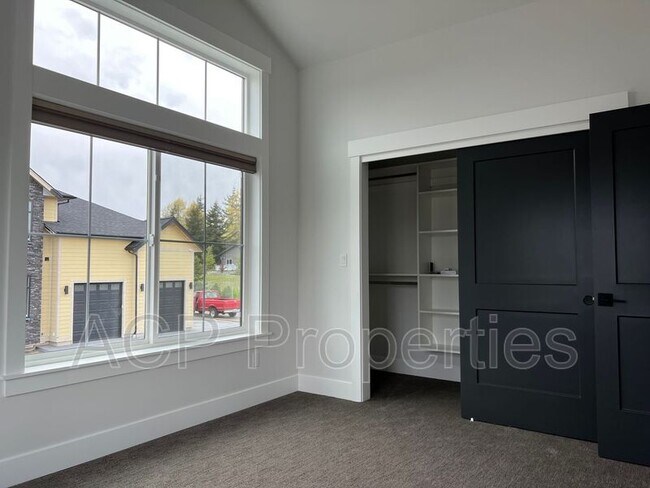 Building Photo - 1570 Farmview Ter