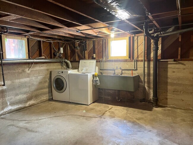 Building Photo - 6 Month Lease on a Two-Bedroom 1 Bathroom East Sacramento Home