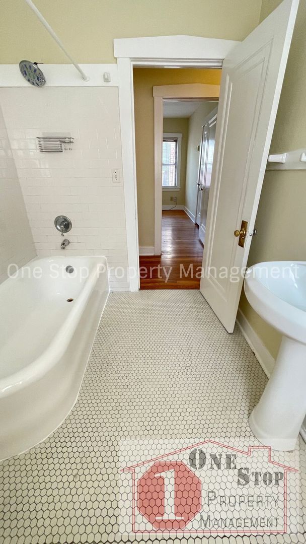 Building Photo - Charming 2-bedroom, 1-bath Duplex in Kansa...