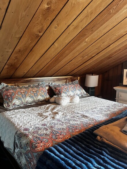 king bed - 1314 Rugby Rd