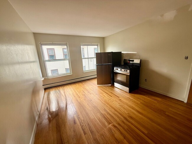 Building Photo - Beautifully-Maintained 1-Bedroom & Central...