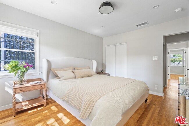 Building Photo - 4824 La Canada Blvd