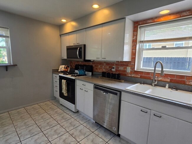 Building Photo - 8418 W Crain St