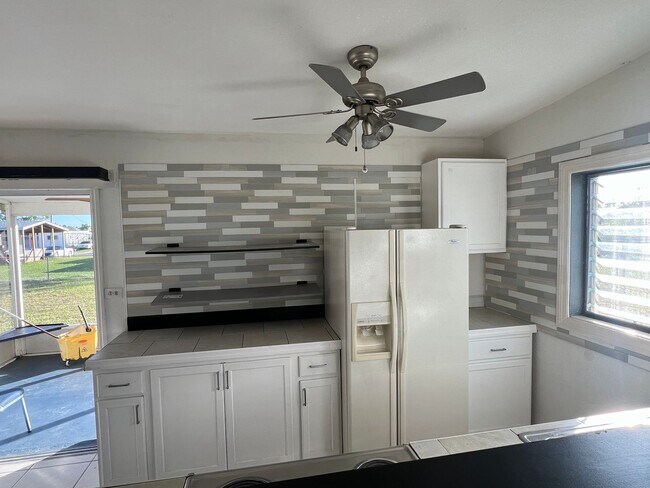 Building Photo - ** Annual ** 2 Bed / 1 Bath Single Family Home ** Conveniently Located ** $1,495