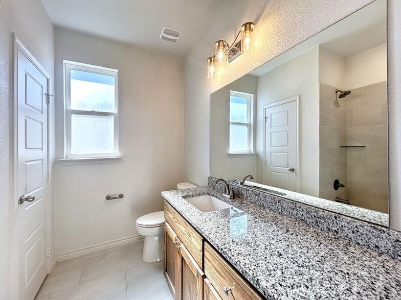 Building Photo - 866 Freedom Cir