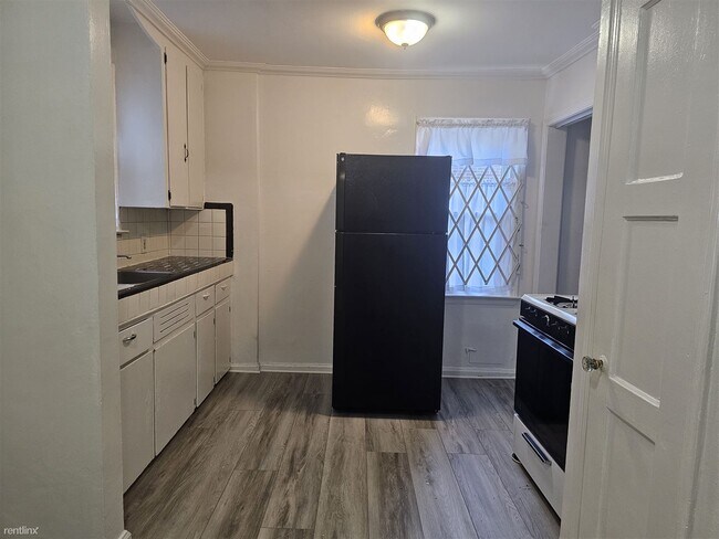 Building Photo - 2 br, 1 bath Duplex - 19735 Meyers Rd 1973...