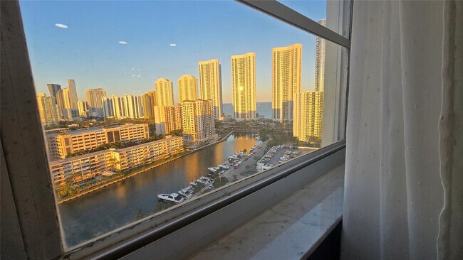 Building Photo - 300 Bayview Dr