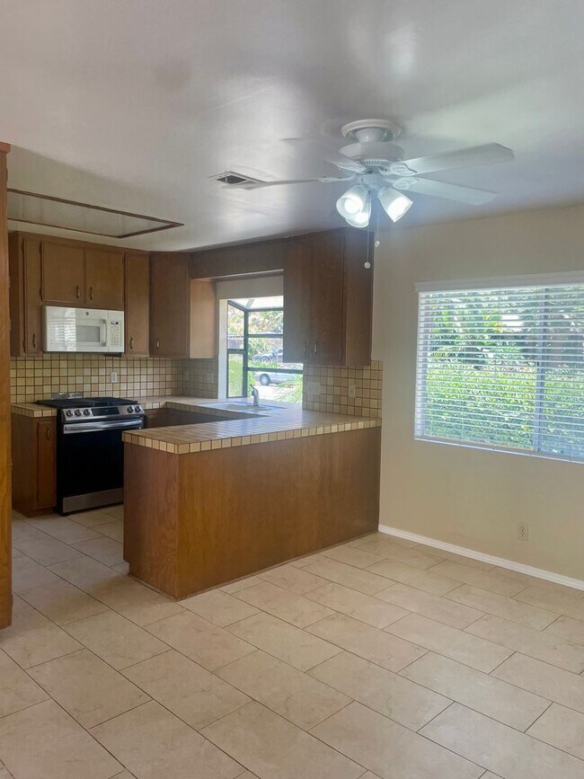 Building Photo - 1061 Via Regina