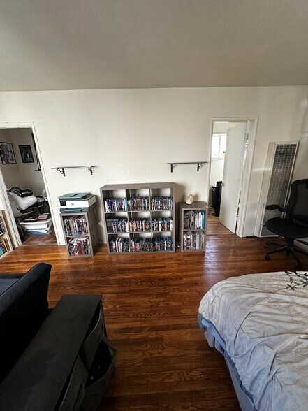Living area - 309 N Hollywood Way