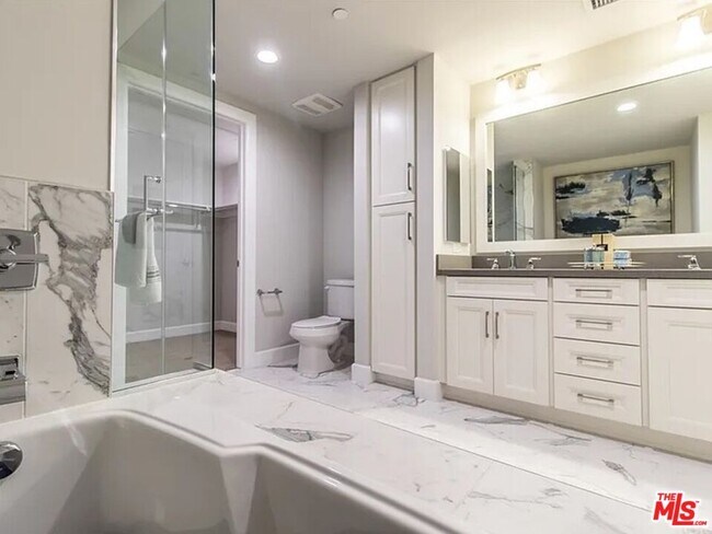 Building Photo - 5015 Balboa Blvd