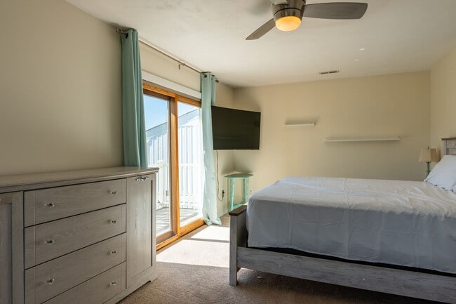 Building Photo - Beautiful home with amazing view