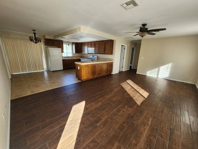 Building Photo - 2 Bedroom 2 Bath House Near Back Entrance ...