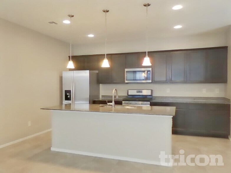 Building Photo - 323 N 56th Pl