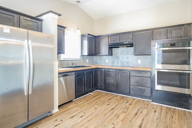 Building Photo - 3242 Hawick Commons Dr