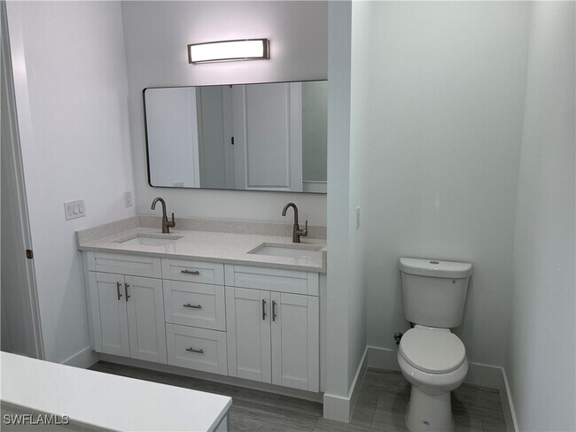 Building Photo - 821 Newell St E