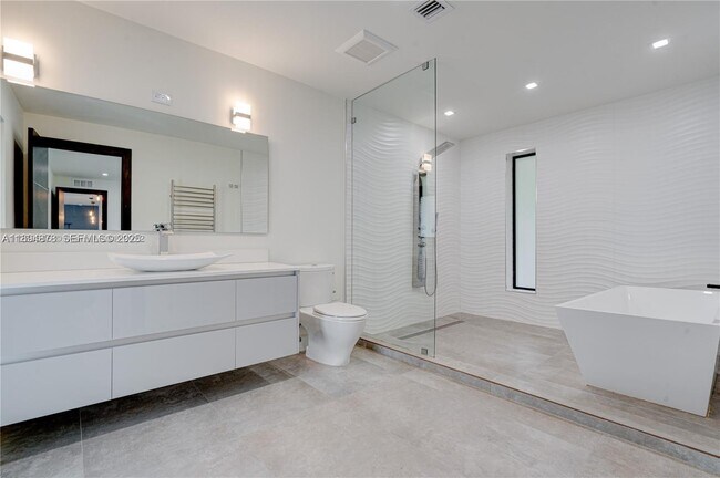 Building Photo - 2305 Magnolia Dr