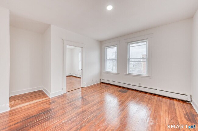 Building Photo - 152 Oak St