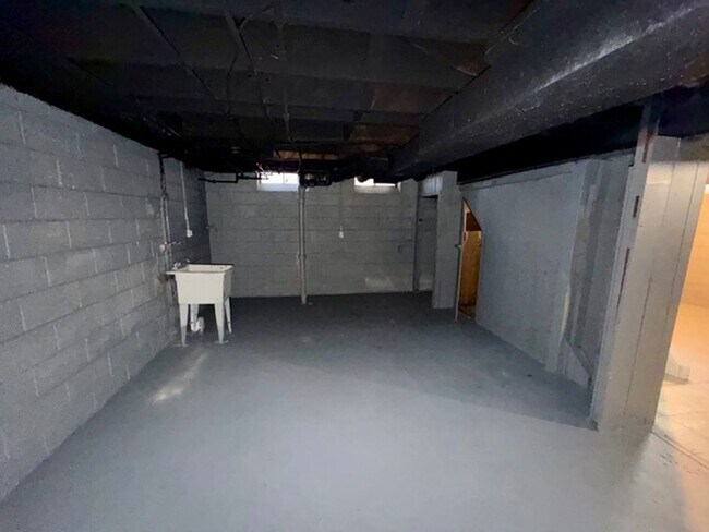 Building Photo - Three bedroom One and a half bath Brick Colonial home for lease