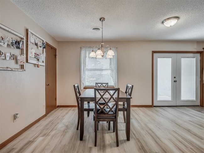 Building Photo - 1220 Columbia Ct