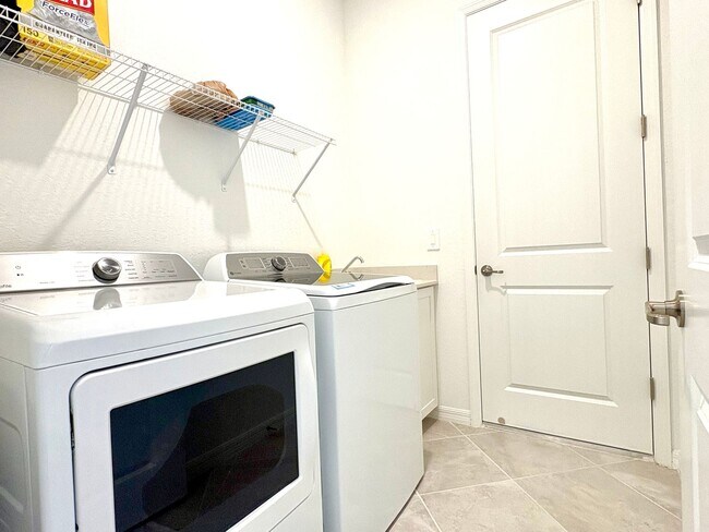 Building Photo - Brand New Luxury Rental in Wellen Park – Never Lived In!
