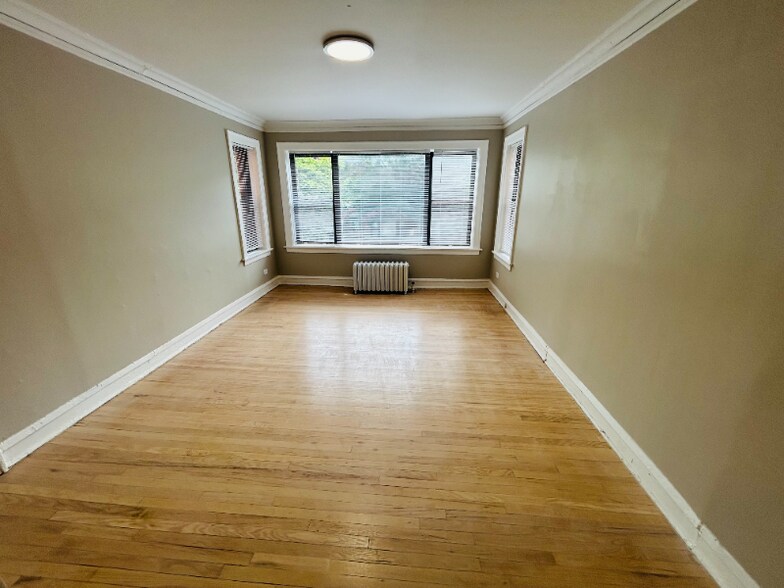 Building Photo - 704 E 80th St