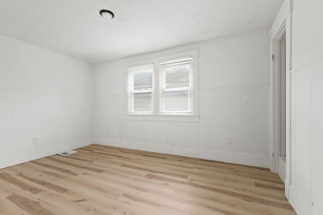 Building Photo - 822 N Bradley Ave