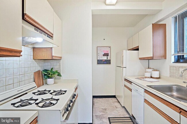 Building Photo - 3601 Wisconsin Ave NW