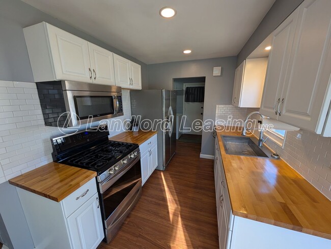 Building Photo - Well-Maintained 3 Bedroom Ranch with Fenced Yard and 2.5 Car Garage